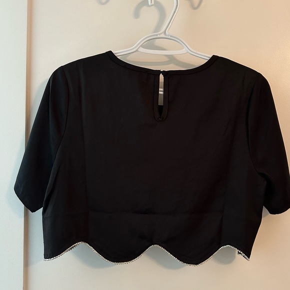 Storia Cropped Tee with Rhinestone detail at the bottom - Picture 3 of 5